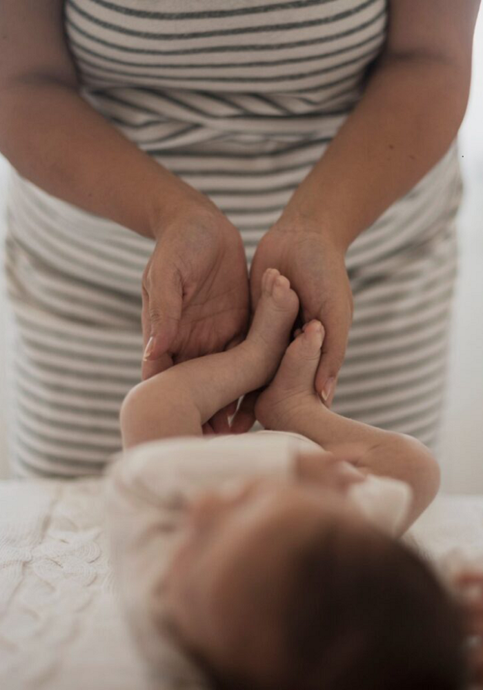 mother-hands-playing-with-baby-legs-824×1024 (1) mother-hands-playing-with-baby-legs-824x1024 (1)